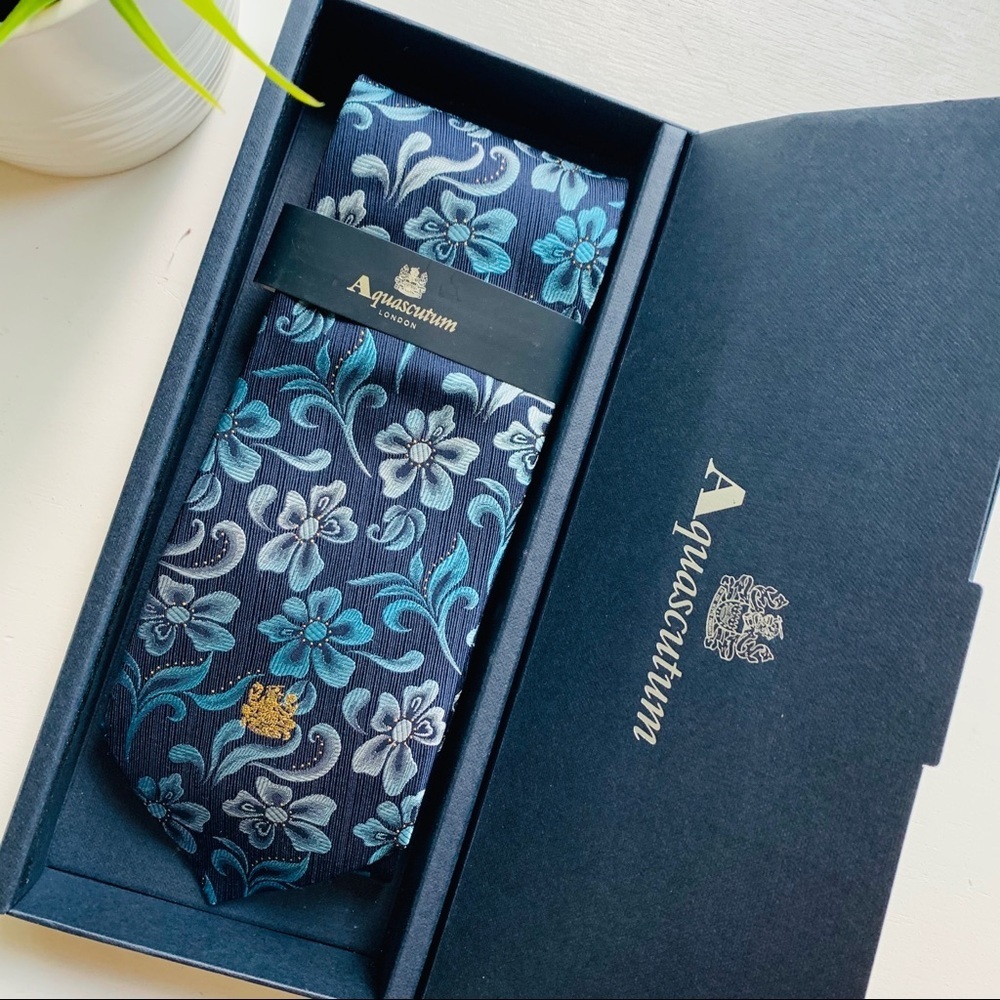 AQUASCUTUM London 6% Real Gold 94% Silk Blue Floral Mens Necktie Neck Tie NEW